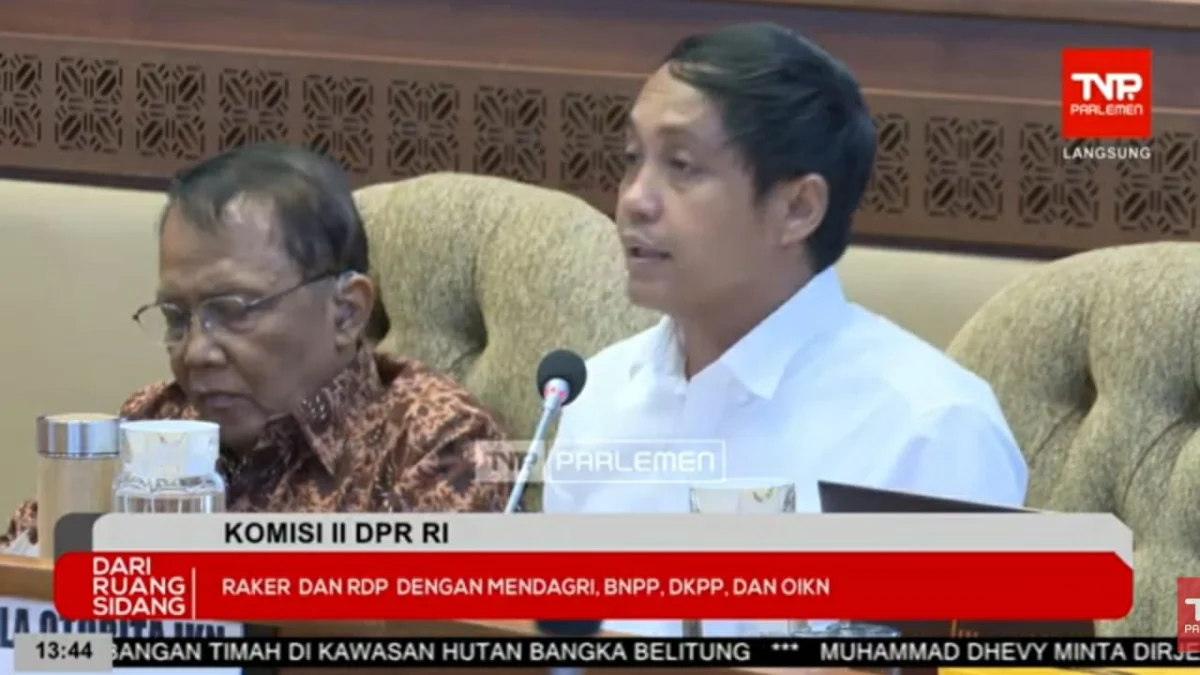 Plt Wakil Otorita IKN, Raja Juli Antoni (kanan) dalam RDP dengan Komisi II DPR RI di Kompleks Parlemen, Senin (10/6/2024). (Tangkapan Layar / Youtube TVR Parlemen)
