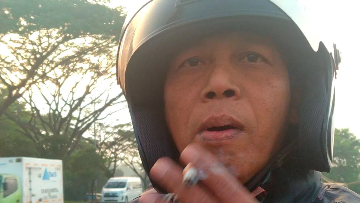 Viral, Pengendara Motor di Bandung Terlibat Cekcok dengan Warga Cileunyi karena Merokok Saat Berkendara Pengendara motor yang merokok ditengah jalan hingga abu rokoknya mengenai pengendara lain. Foto tangkapan layar.