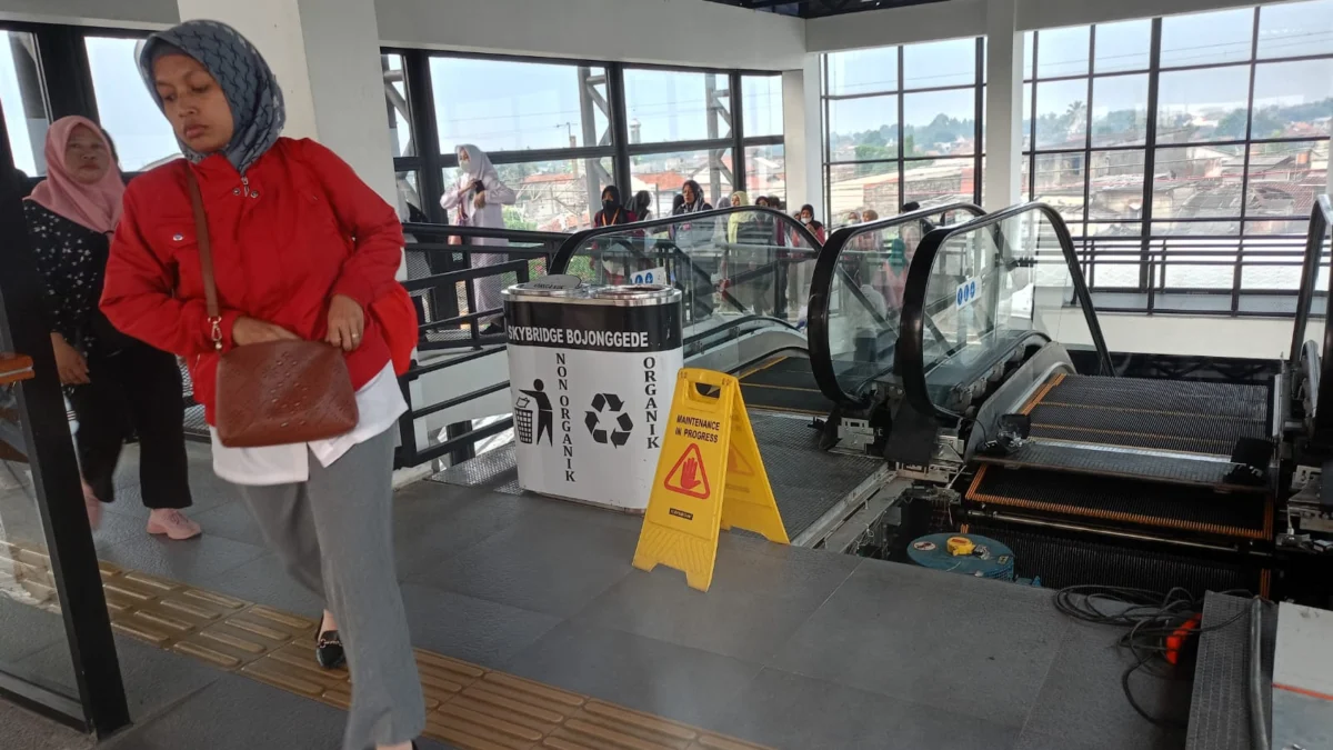 Eskalator Skybridge Bojong Gede Sudah 3 Minggu Rusak. Foto : Sandika Fadilah /Jabar ekspres