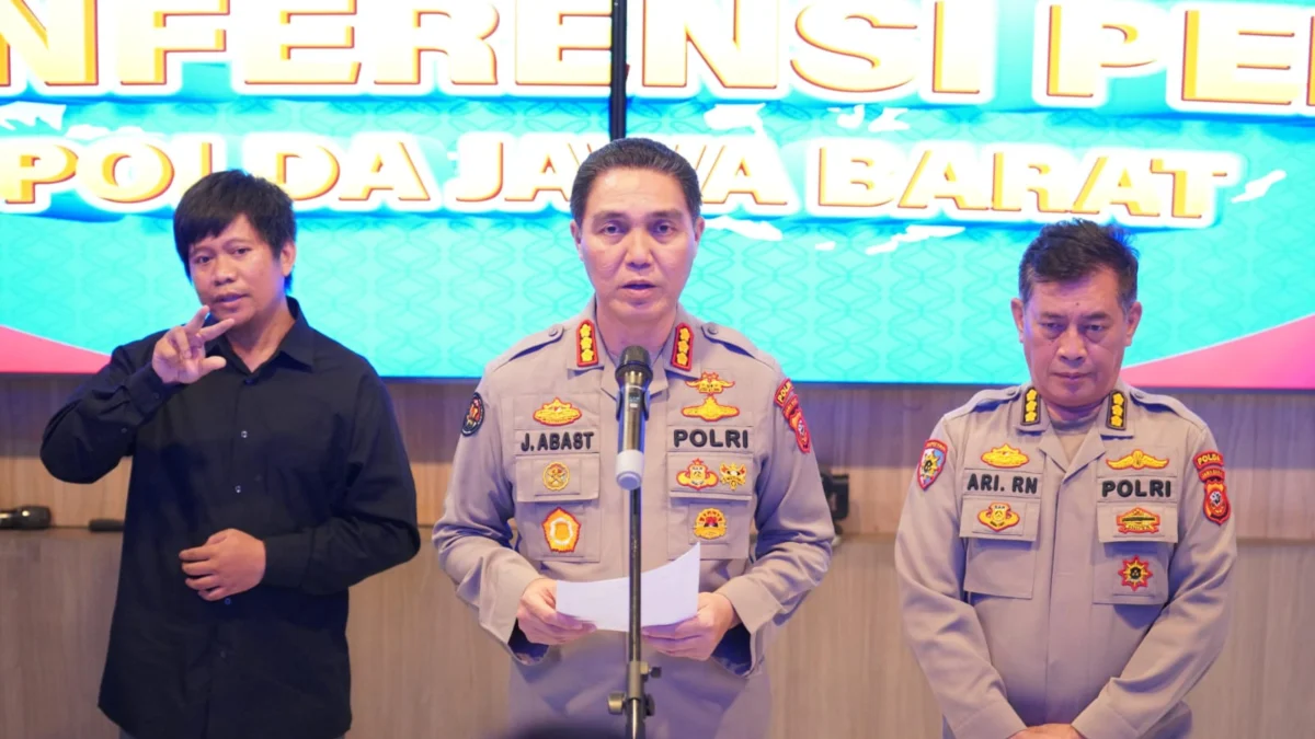 Update Kasus Vina Cirebon, 68 Saksi Diperiksa Polda Jabar Ist. Kabid Humas Polda Jabar, Kombes Pol Jules Abraham Abast (tengah).