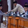 Jajaran pimpinan DPRD Kota Bogor saat menerima berkas keputusan pembatalan Raperda Penyelenggaraan Kesehatan. (Yudha Prananda / Istimewa)