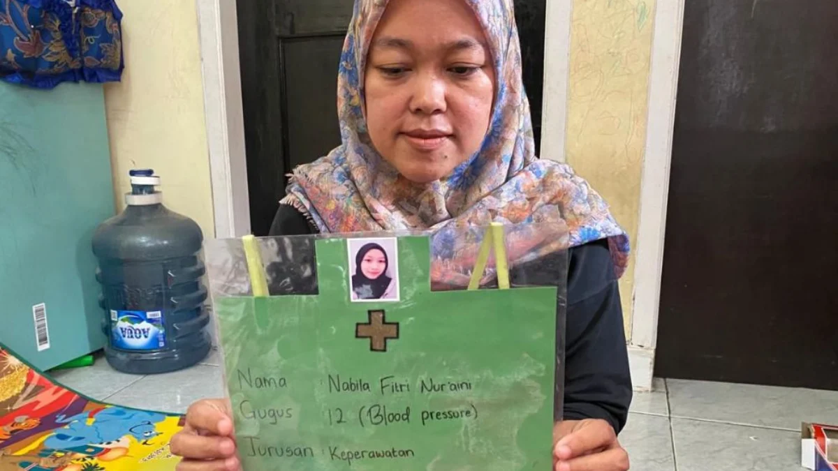 Kerap Terima Laporan Perundungan, Pj Gubernur Jabar Minta Semua Pihak Cegah Aksi Bullying Siti, sang ibu saat memperlihatkan foto serta biodata putrinya yakni Nabila yang diduga menjadi korban aksi perundungan di Bandung Barat. Dok istimewa