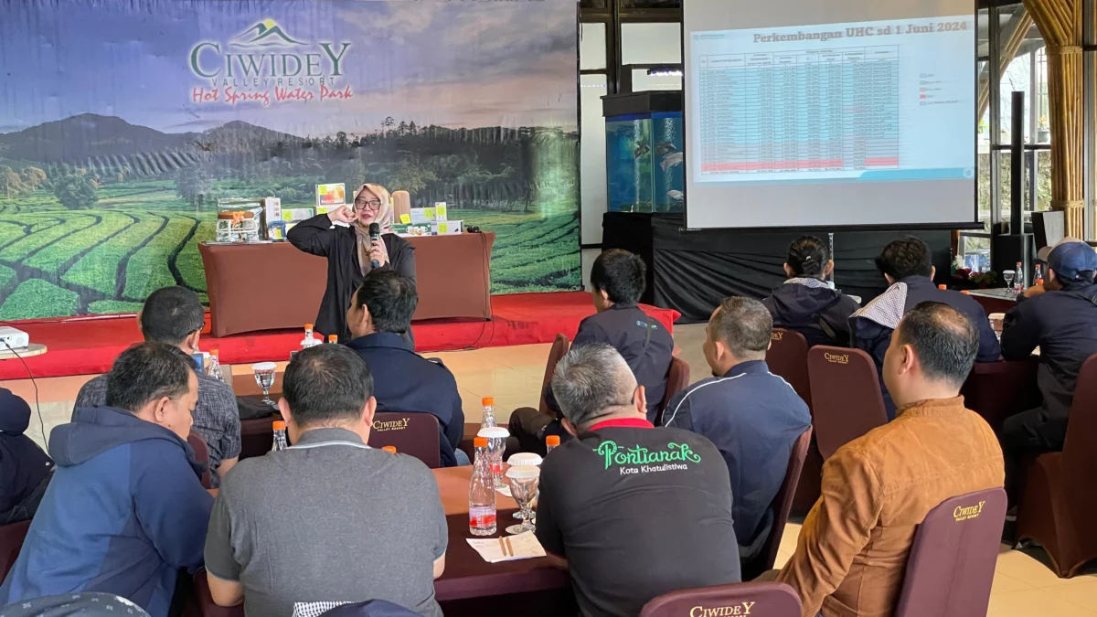 BPJS Kesehatan Jabar Dorong Peserta Bayar Iuran Tepat Waktu Asisten Diputi SDMUK Kedeputian Wilayah V BPJS Kesehatan Jawa Barat, Fitriana Salam, saat memberikan materi dalam acara Media Gathering Kedeputian Wilayah V BPJS Kesehatan Jawa Barat di Ciwidey, Kamis (13/6/2024). (Cecep Herdi/Jabar Ekspres)
