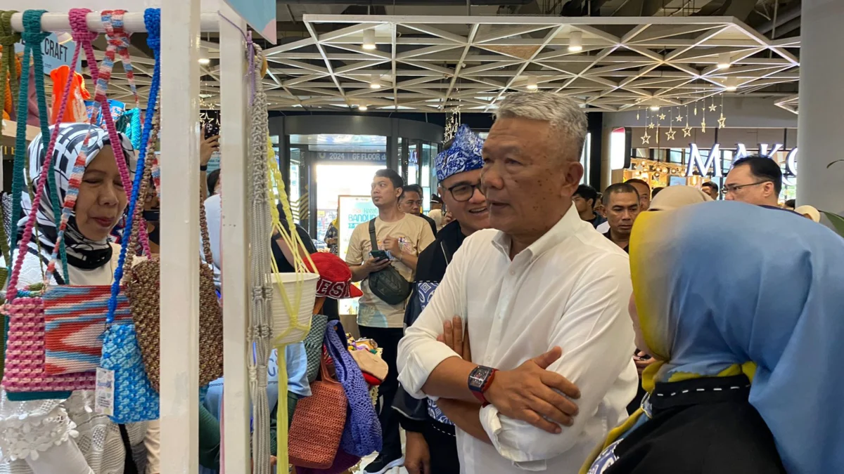 Pasar Kreatif Bandung, Pemkot Prediksi Raup Omset Miliaran Pj Wali Kota Bandung, Bambang Tirtoyuliono saat menghadiri Pasar Kreatif Kota Bandung di The Kings Shopping Center, Kamis (13/6). (Jabar Ekspres / Muhamad Nizar)