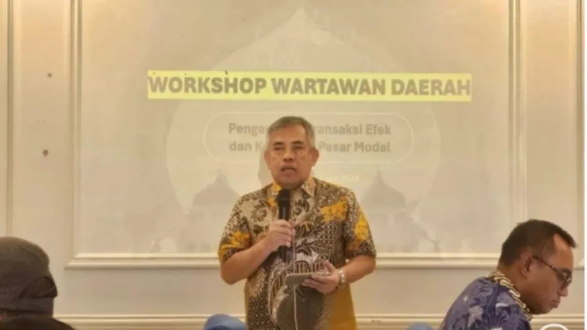 Direktur Pengawasan Transaksi dan Kepatuhan BEI, Kristian S Manullang saat membuka workshop regulasi pengawasan di Bursa Efek Indonesia, Banda Aceh, Rabu (12/6). Foto/ANTARA