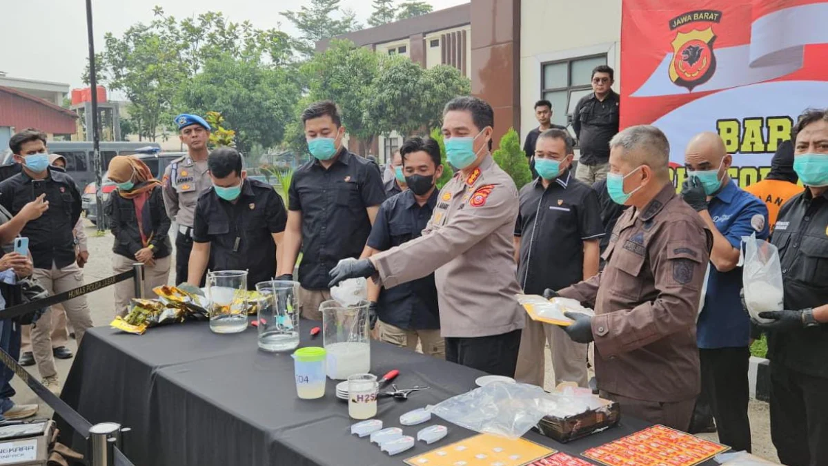 Dok. Polda Jabar saat musnahkan 23,9 kilogram barang bukti narkoba. Kamis (13/6).