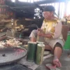 Karmini, seorang wanita berusia 63 tahun dari Kampung Randukurung, Desa Kutawaringin, Kabupaten Bandung yang menyambung hidupnya dengan membuat tusuk sate. Foto Agi