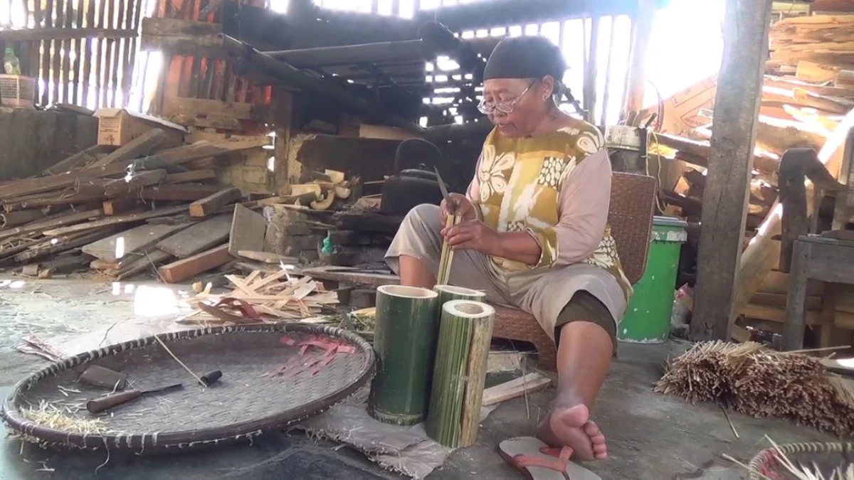 Karmini, seorang wanita berusia 63 tahun dari Kampung Randukurung, Desa Kutawaringin, Kabupaten Bandung yang menyambung hidupnya dengan membuat tusuk sate. Foto Agi