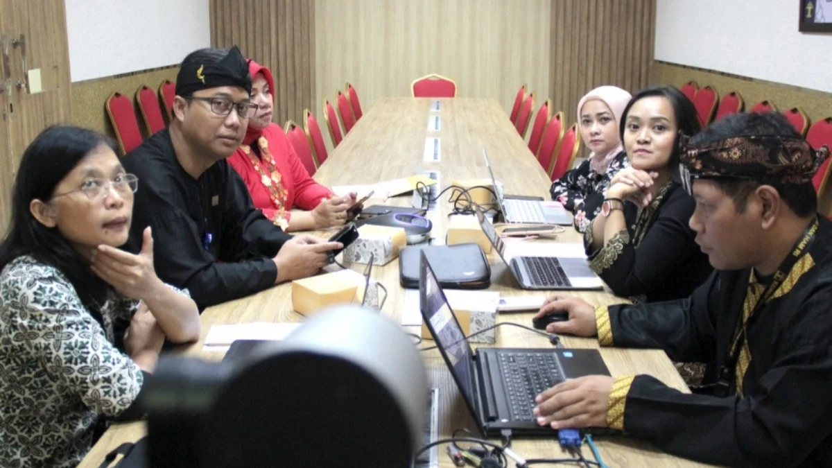 Proses harmonisasi raperda oleh Kanwil Kemenkumham Jabar. (Ist)