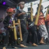 'Kunclung' menjadi salah satu pertunjukan saat Festival Seni Budaya di wilayah Desa Cibiruwetan, Kecamatan Cileunyi, Kabupaten Bandung, Rabu(12/6). (Pandu Muslim/Jabar Ekspres)