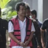Mantan Komisaris CV Venus Inti Perkasa Kwan Yung alias Buyung (tengah) tiba di Kejaksaan Negeri Jakarta Selatan, Jakarta, Kamis (13/6/2024). ANTARA FOTO/Aprillio Akbar/rwa.