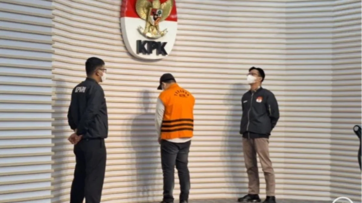 KPK Tahan Satu Tersangka Baru Dugaan Kasus Korupsi di DJKA Tim penyidik KPK hadirkan tersangka baru dugaan kasus korupsi di DJKA