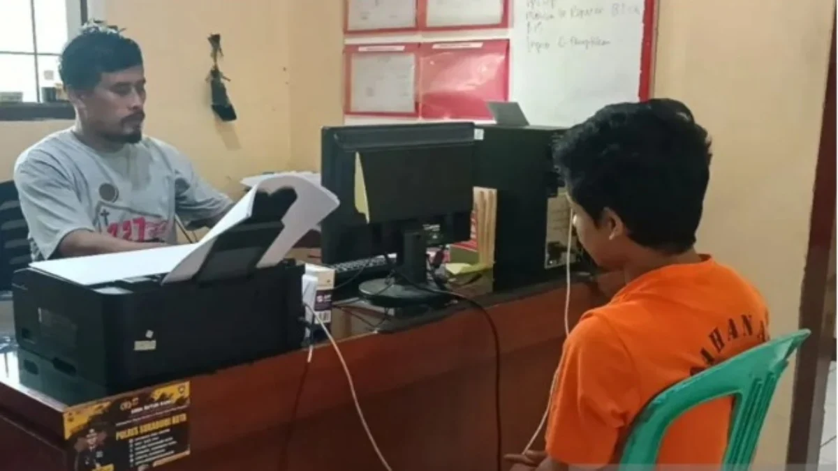 Pelaku pencurian properti rel kereta milik PT KAI di wilayah Kecematan Kebonpedes, Kabupaten Sukabumi, Jawa Barat. Foto/ANTARA