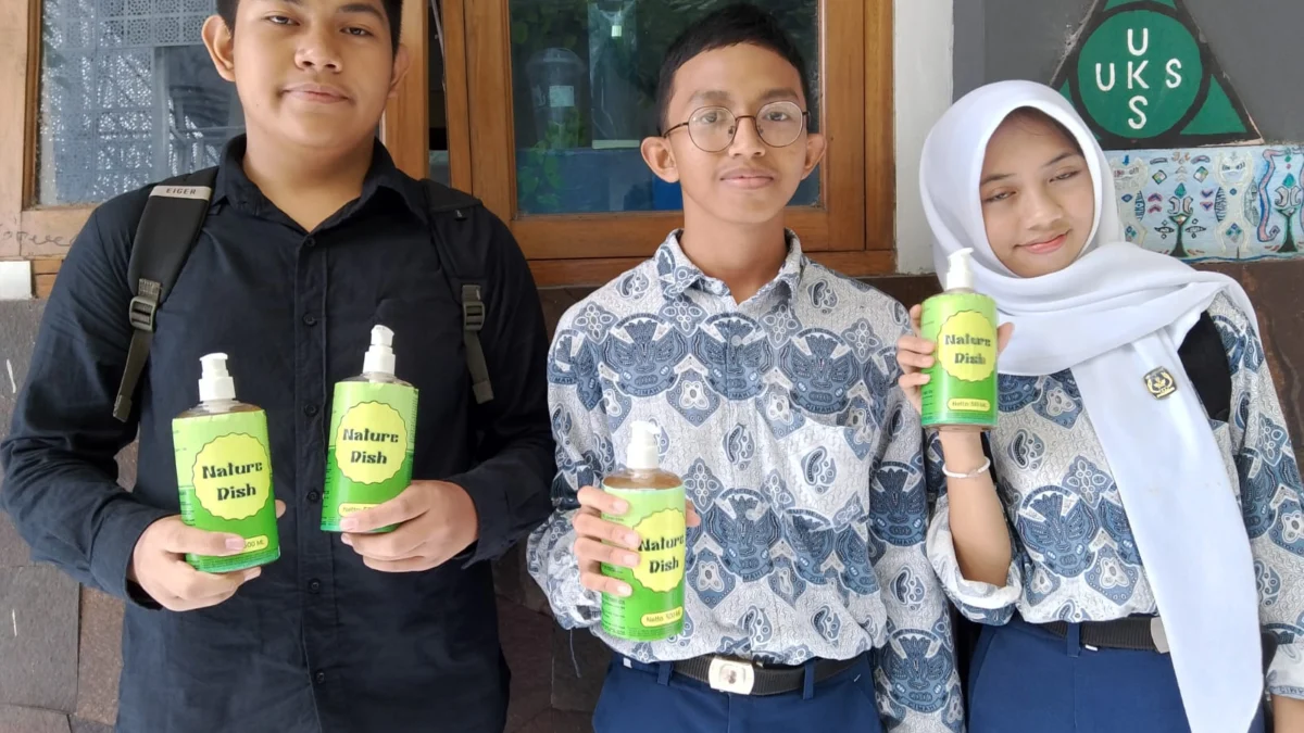 Tampilkan Produk Inovatif, Siswa SMPN 1 Cimahi: untuk Mengurangi Limbah Doc. Siswa SMPN 1 Cimahi Ciptakan Produk Sabun Inovatif Berbahan Dasar Sampah Organik (Mong)