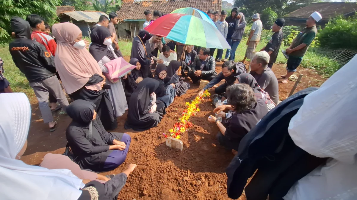 Tewas Terseret Ombak di Pangandaran, Siswa MTS 60 Persis Katapang Dimakamkan di Majalaya Suasana duka selimuti kepergian Hafid Arrafi Musafa (15) Kampung Bojongkoneng, Desa Wangisagara, Kecamatan Majalaya, Jumat (14/6). Foto Agi