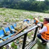 Ist. Pj Gubernur Jabar, Bey Machmudin saat meninjau lokasi aliran sungai Citarum yang dipenuhi oleh sampah. Dok. Humas Jabar.