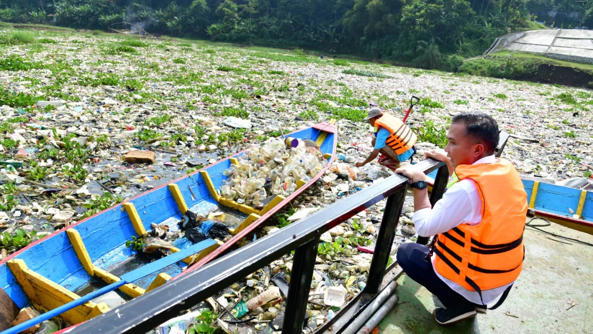 Ist. Pj Gubernur Jabar, Bey Machmudin saat meninjau lokasi aliran sungai Citarum yang dipenuhi oleh sampah. Dok. Humas Jabar.