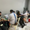 Sejumlah warga saat melakukan donor darah di salah satu pusat perbelanjaan, Kota Bandung, beberapa waktu lalu. (Nizar/Jabar)