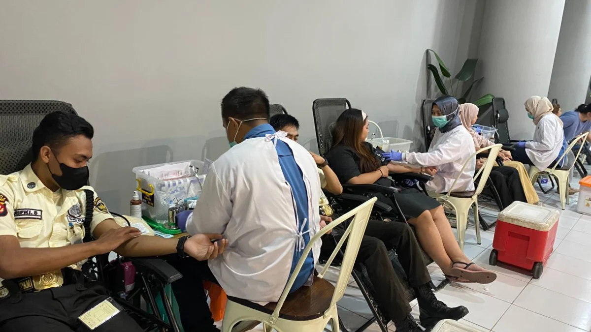 Sejumlah warga saat melakukan donor darah di salah satu pusat perbelanjaan, Kota Bandung, beberapa waktu lalu. (Nizar/Jabar)