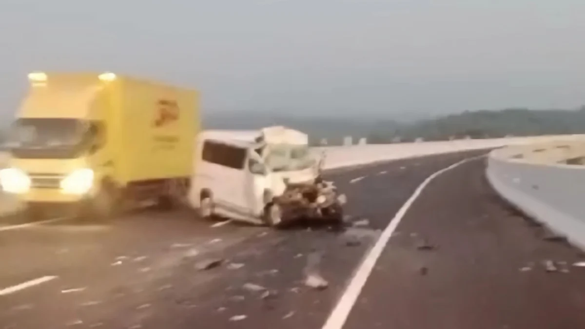 Tangkapan layar video viral peristiwa laka lantas di Tol Cisumdawu, tepatnya di wilayah Kecamatan Conggeang, Kabupaten Sumedang.