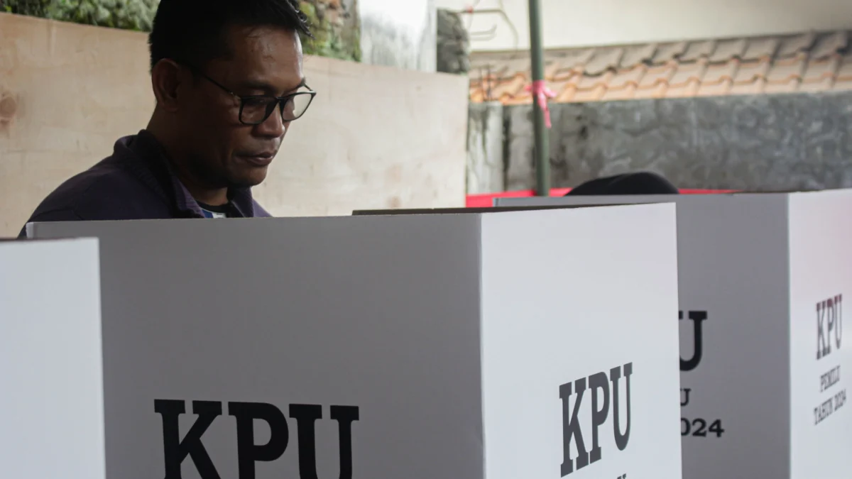 Ilustrasi: Masyarakat memberikan hak pilih di bilik suara saat Pemilu 2024 lalu. (Pandu Muslim/Jabar Ekspres)