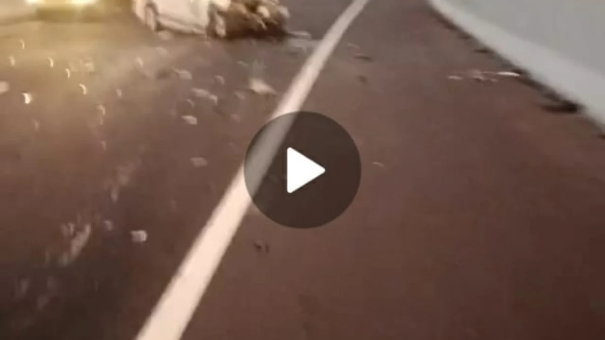 Viral Video Laka Lantas di Tol Cisumdawu, Kendaraan yang Terlibat Alami Kerusakan Berat Video viral peristiwa laka lantas di Tol Cisumdawu, tepatnya di wilayah Kecamatan Conggeang, Kabupaten Sumedang. (Istimewa)
