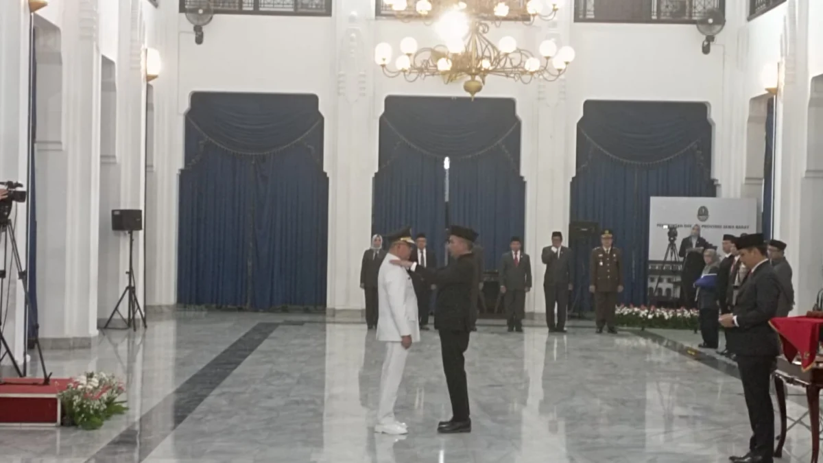 Dok. Pj Gubernur Jabar Bey Machmudin saat lantik Ade Zakir menjadi Pj Bupati Bandung Barat. Sabtu (15/6). Foto. Sandi Nugraha.