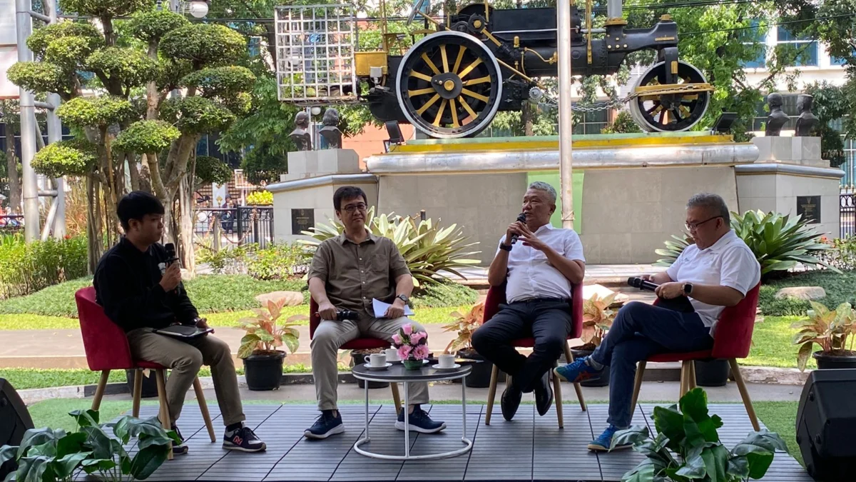 Pj Wali Kota Bandung, Bambang Tirtoyuliono (kedua dari kanan) menjelaskan, delegasi Asia-Afrika bakal hadir saat Asia Afrika Festival tahun ini. (Nizar/Jabar Ekspres)