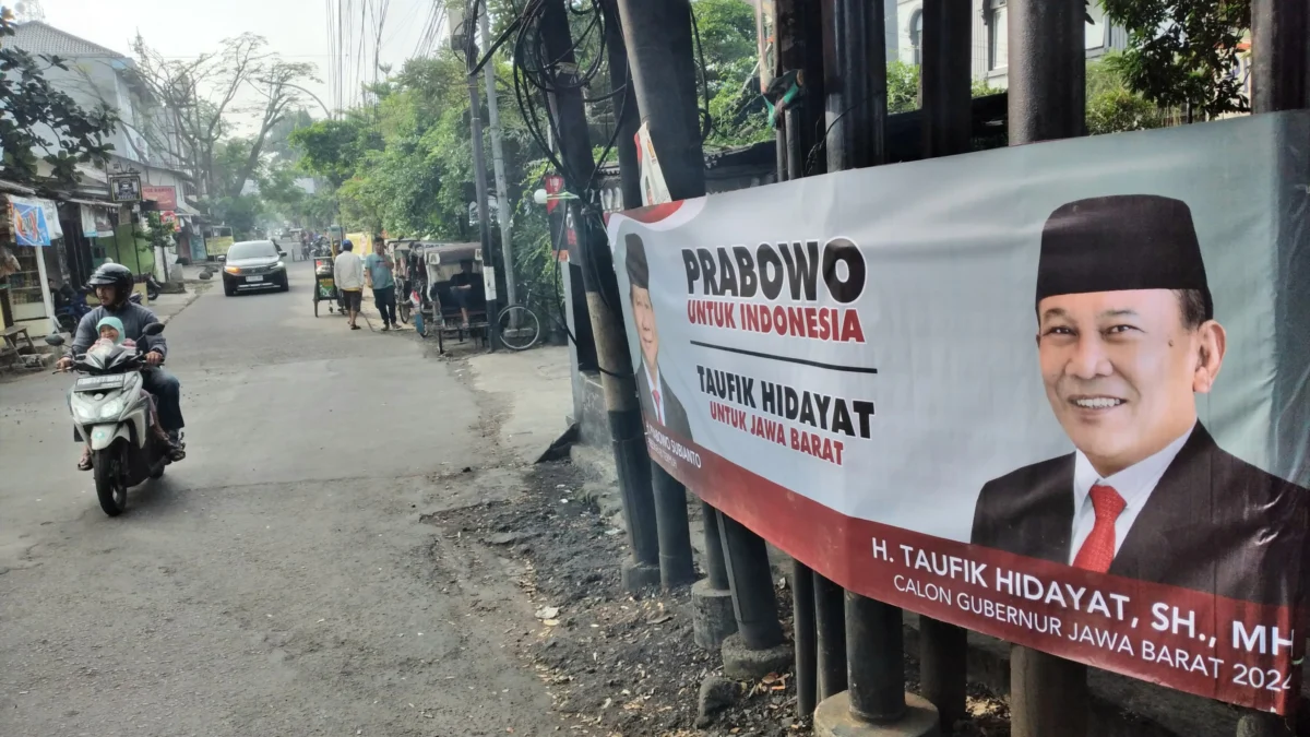 Spanduk bergambar Ketua DPD Gerindra Jabar Taufik Hidayat di Jalan Soekarno Hatta, Kota Bandung.(son)