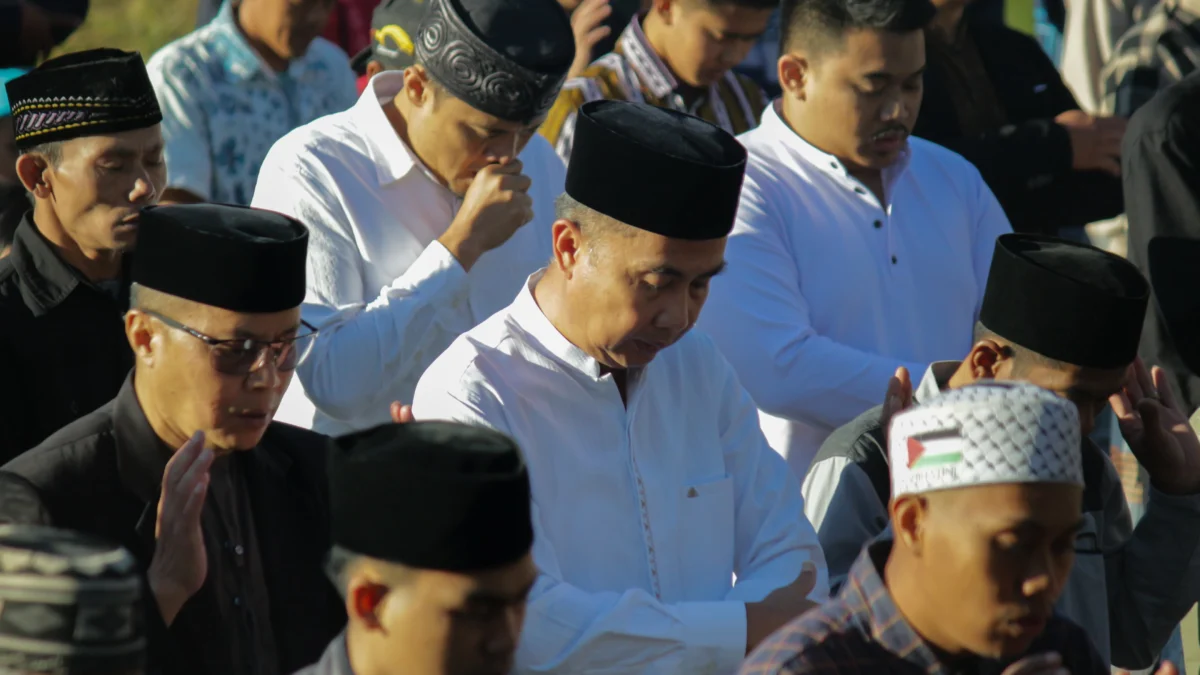 Pj Gubernur Jawa Barat, Bey Machmudin melaksanakan Sholat Idul Adha di Kampung Babakan Ampera, Desa Jayagiri, Kecamatan Lembang, Kabupaten Bandung Barat, Senin(17/6). (Pandu Muslim/Jabar Ekspres)