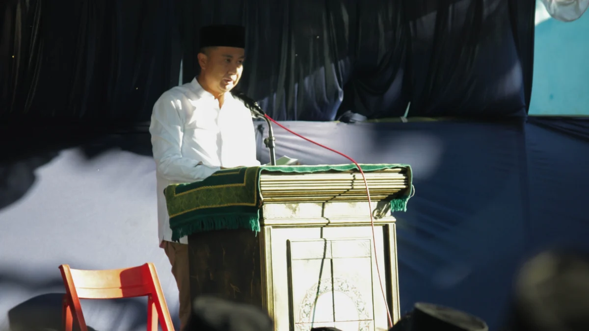 Pj Gubernur Jawa Barat Bey Machmudin menyampaikan sambutan menjelang Sholat Idul Adha di Kampung Babakan Ampera, Desa Jayagiri, Kecamatan Lembang, Kabupaten Bandung Barat, Senin(17/6). (Pandu Muslim/Jabar Ekspres)