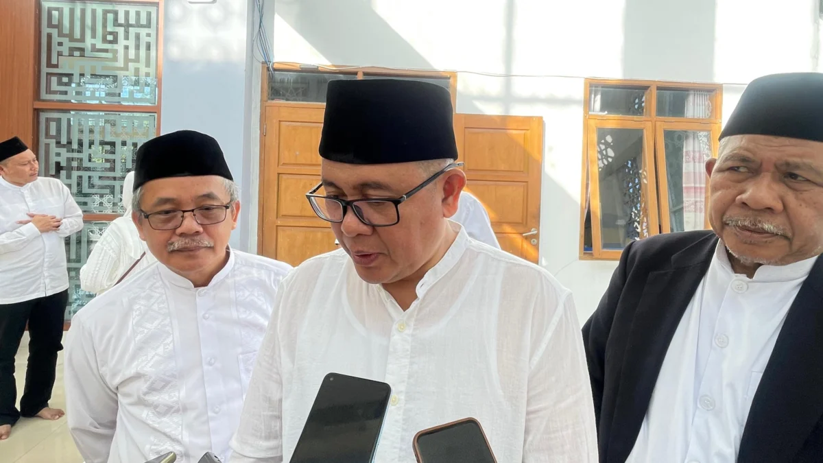 Pj Bupati Bandung Barat, Ade Zakir (tengah) saat ditemui di Ngamprah, KBB. Senin (17/6). Foto Jabar Ekspres/wit