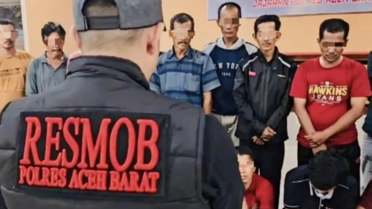 Personel polisi mendata 20 terduga pelaku judi daring dan gim daring saat diamankan di Mapolres Aceh Barat, Minggu (16/6). Foto/ANTARA