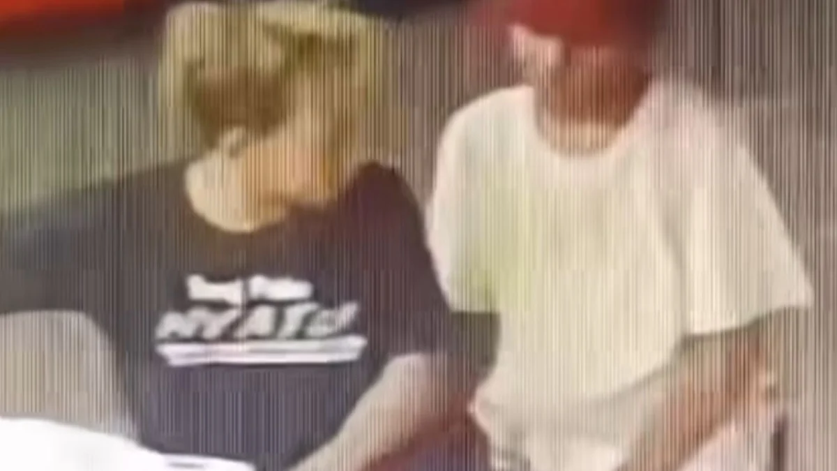 Dua orang terduga pelaku penusukan ketua RW di Cangkuang, Kabupaten Bandung. Foto tangkapan layar video
