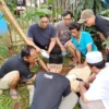 Perwakilan pengurus PWI Kota Bogor saat menyaksikan proses pemotongan hewan kurban di Sekretariat PWI Kota Bogor, Selasa (18/6). (Yudha Prananda / Jabar Ekspres)