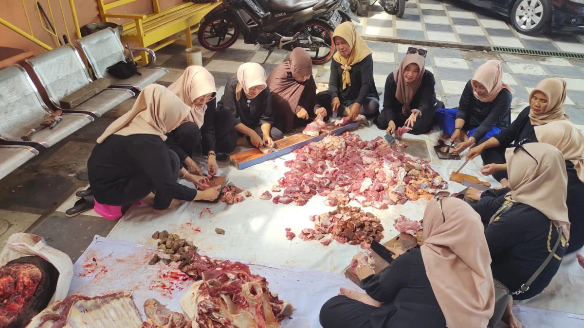 Srikandi Partai Demokrat berkurban dengan menyembelih satu ekor sapi untuk masyarakat di Kota Banjar