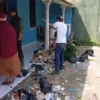 Video viral sejumlah warga geruduk kediaman seseorang dan buang sampah di halaman rumah, wilayah Kecamatan Tanjungsari, Kabupaten Sumedang. (Istimewa)