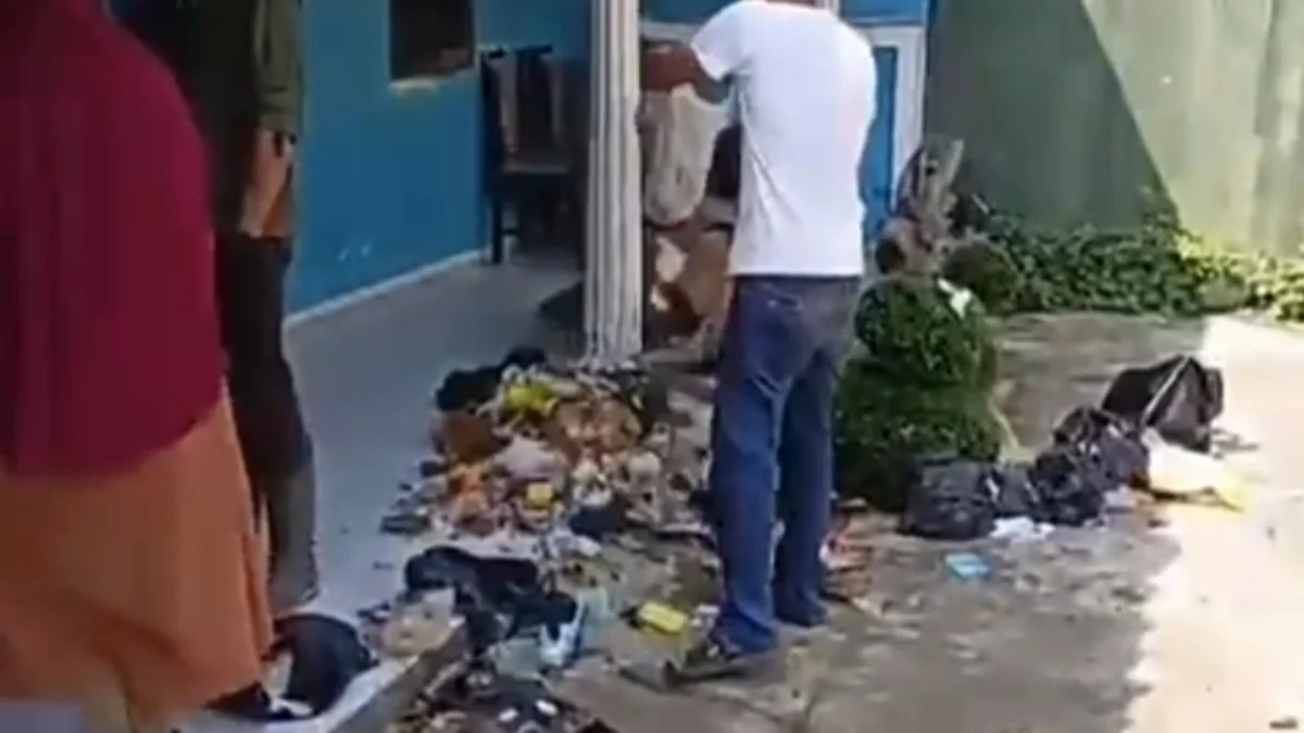 Kronologi Video Viral Sejumlah Warga Geruduk Kediaman Seseorang dan Buang Sampah di Halaman Rumahnya Video viral sejumlah warga geruduk kediaman seseorang dan buang sampah di halaman rumah, wilayah Kecamatan Tanjungsari, Kabupaten Sumedang. (Istimewa)