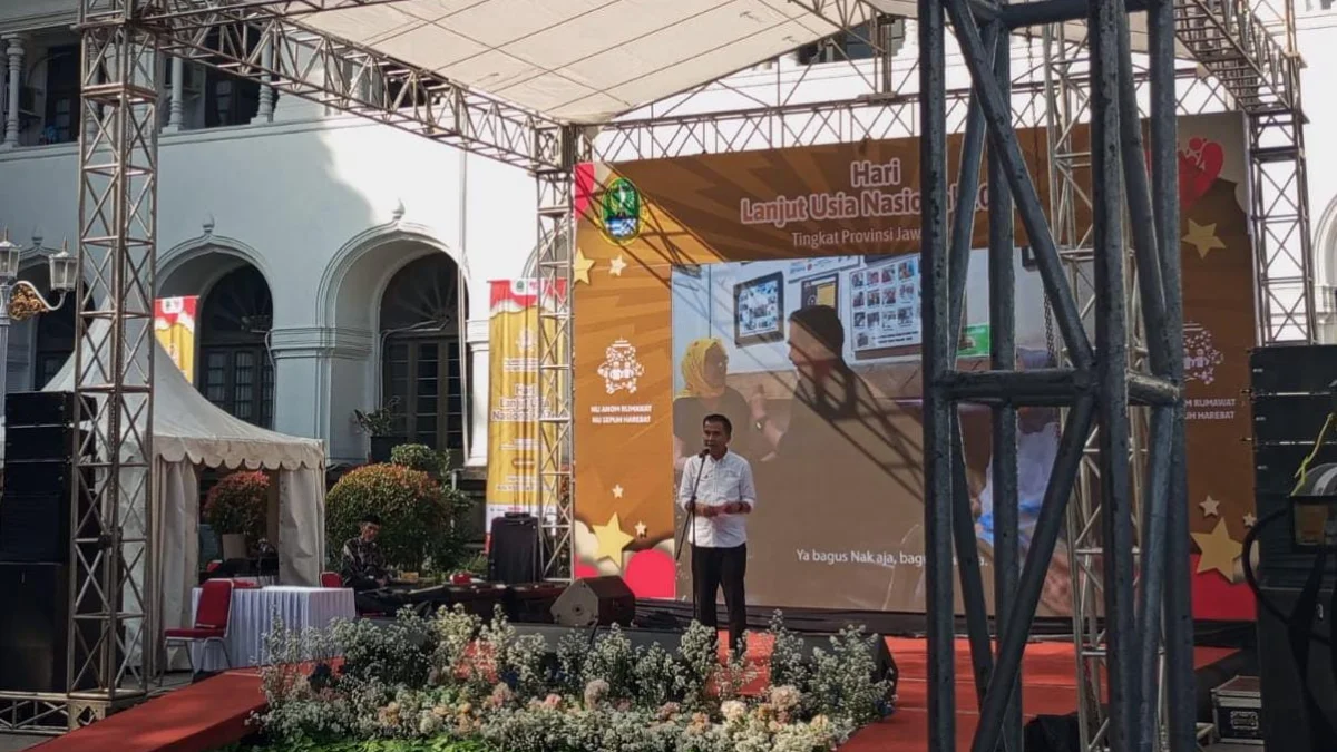Bey Machmudin saat menghadiri acara peringatan Hari Lansia Tahun 2024 tingkat Jabar di Gedung Sate Bandung, Rabu (19/6). (Jabar Ekspres/Sandi Nugraha)