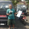 Salah satu pemenang lelang kendaraan Pemkot Banjar menujukkan dokumen kendaraan di area parkiran Perkantoran Purwaharja Kota Banjar baru-baru ini. (Cecep Herdi/Jabar Ekspres)