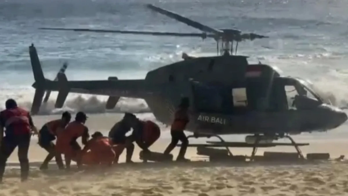 Basarnas Bali Evakuasi Wisman Asal Qatar yang Hanyut di Pantai Kelingking Basarnas Bali saat melakukan evakuasi terhadap wisman Qatar di Denpasar, Bali, Rabu (19/6). Foto/ANTARA