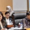 Pimpinan Komisi I DPR RI Meutya Hafid dan Teuku Riefky saat rapat kerja bersama Menlu Retno Marsudi di Kompleks Parlemen, Jakarta, Rabu (19/6). Foto/ANTARA