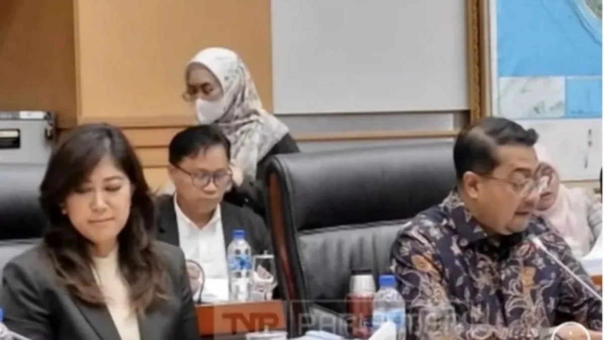 Pimpinan Komisi I DPR RI Meutya Hafid dan Teuku Riefky saat rapat kerja bersama Menlu Retno Marsudi di Kompleks Parlemen, Jakarta, Rabu (19/6). Foto/ANTARA
