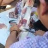 lustrasi: Petugas menguliti dan memotong daging kurban setelah disembelih. (Pandu Muslim/Jabar Ekspres)