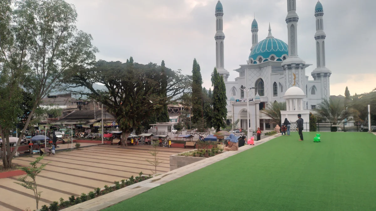 Alun-Alun Ciparay, Kabupaten Bandung setelah dilakukan penataan tata ruang oleh Disperkimtan Jawa Barat. (Yanuar/Jabar Ekspres)