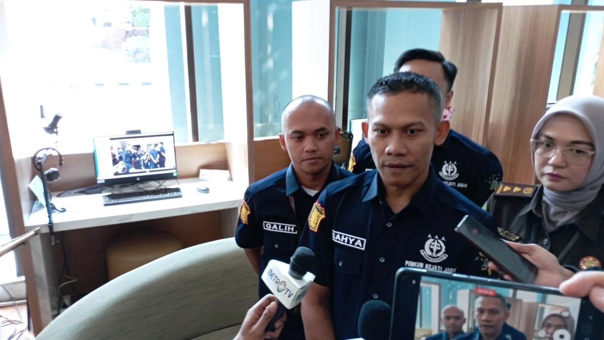 Dok. Kasipenkum Kejati Jabar, Sri Nur Cahyawijaya usai menerima berkas pelimpahan kasus Vina Cirebon dari Penyidik Polda Jabar. Kamis, (20/6). Foto. Sandi Nugraha.