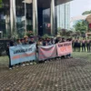 Puluhan mahasiswa yang tergabung dalam Solidaritas Masyarakat Cimahi menggeruduk Gedung KPK di Jakarta, Rabu (19/6/2024).
