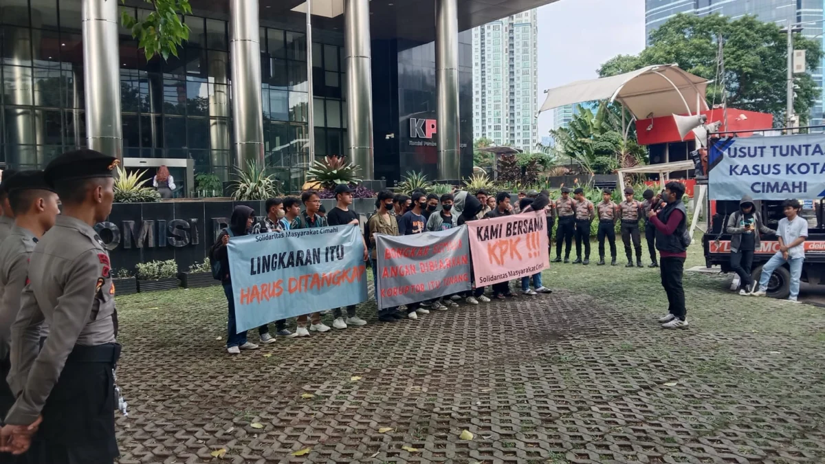 Puluhan mahasiswa yang tergabung dalam Solidaritas Masyarakat Cimahi menggeruduk Gedung KPK di Jakarta, Rabu (19/6/2024).
