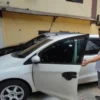 Petugas Polres Metro Jakarta Timur melihat kondisi mobil milik bos rental, BH yang disita di Mapolres Metro Jaktim, Rabu (19/6). Foto/ANTARA