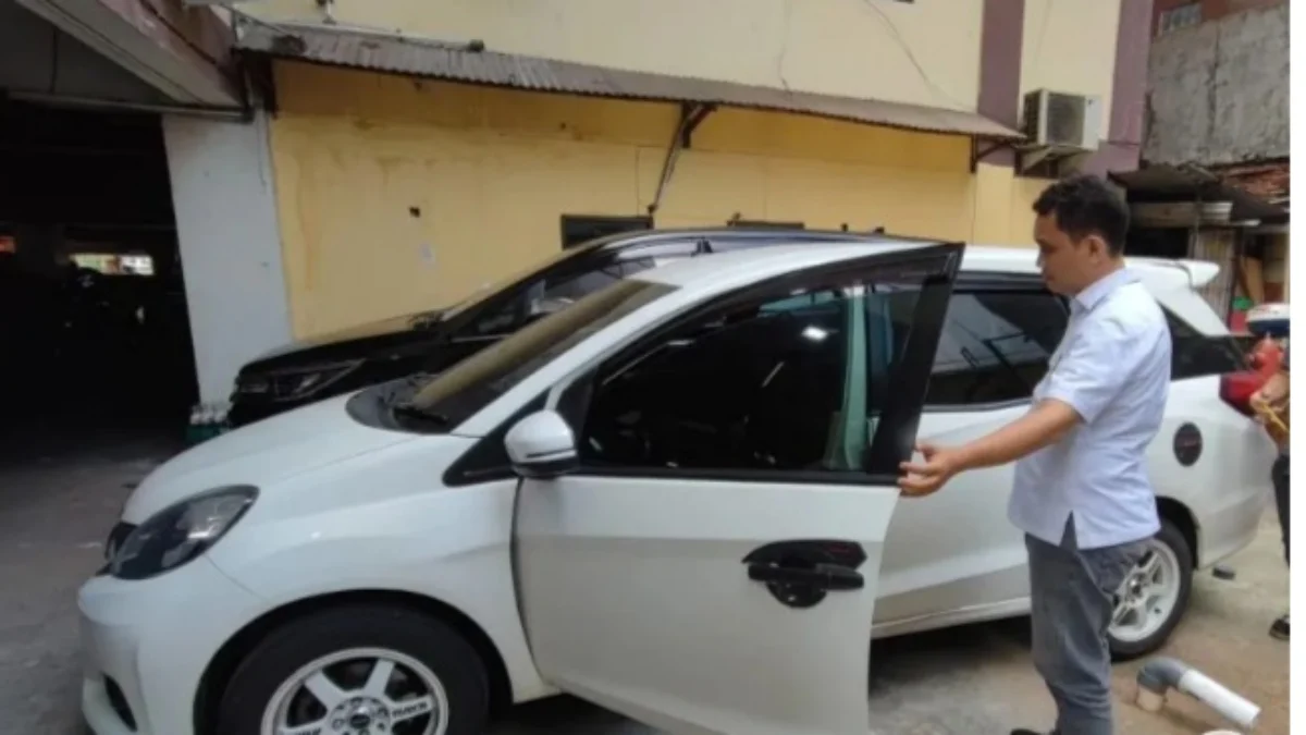 Polisi Sita Mobil Milik Bos Rental yang Tewas di Pati Petugas Polres Metro Jakarta Timur melihat kondisi mobil milik bos rental, BH yang disita di Mapolres Metro Jaktim, Rabu (19/6). Foto/ANTARA